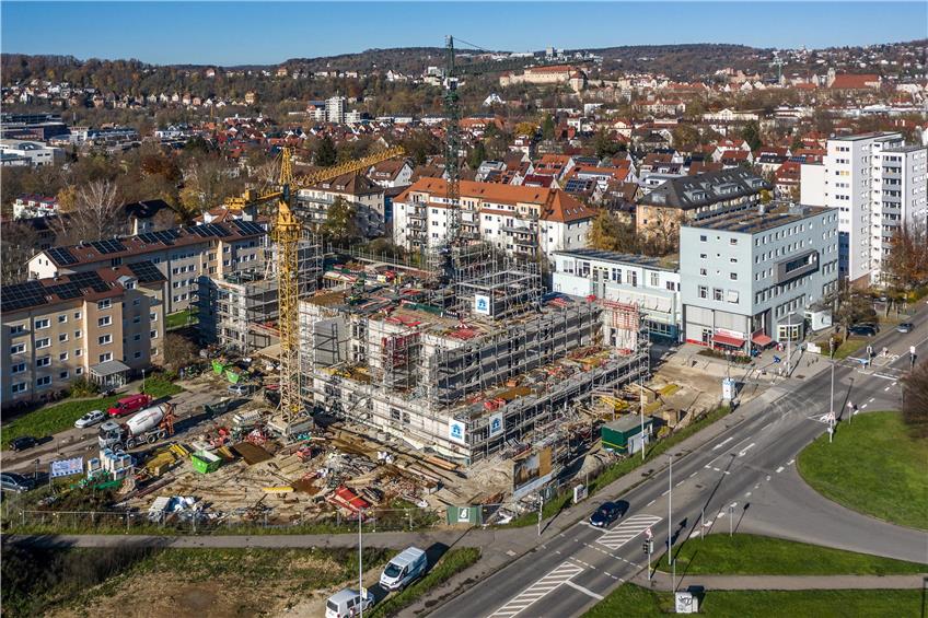 In Tübingen wird viel gebaut – zugleich haben immer mehr Menschen Probleme, eine bezahlbare Wohnung zu finden. Da ist es gut, dass die kommunale GWG ein gewichtiger Player ist. Involviert ist sie auch in den Neubau am Hechinger Eck, wo derzeit ein Pflegeheim (60 Plätze), Gewerbeflächen, Klassenräume und Schülermensa für die Hechinger-Eck-Schule entstehen – sowie 29 geförderte Mietwohnungen. Bild: Ulrich Metz