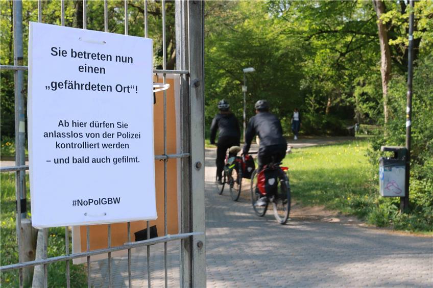 In Tübingen wurde mit Schildern protestiert, hier am Botanischen Garten. Bild: #NoPolGBW