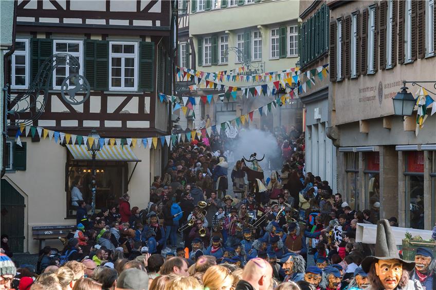 In Tübingens Altstadtgassen waren am Sonntag die Narren los: Im Bild vorne die Wengerter des Unterjesinger Fasnetsclubs, gefolgt von den Hexen der Ersten freien Narrenzunft Oberjesingen. Bild: Ulrich Metz