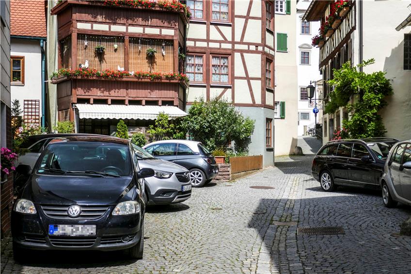 In allen Ecken und Winkeln der Rottenburger Altstadt – hier ist es die Spiegelgasse – sind Autos abgestellt. Bilder: Gert Fleischer