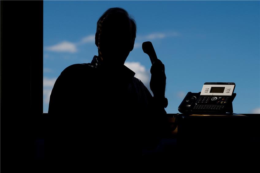 In bestimmten Fällen können Ermittler Telefone von Verdächtigen abhören. Foto: Julian Stratenschulte/dpa