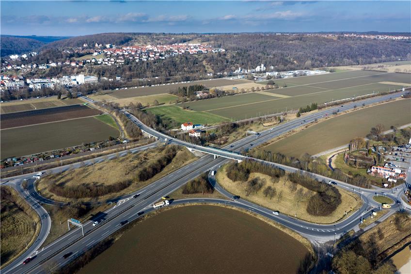 In den „Ohren“ der B27-Auffahrt in Lustnau soll Tübingens größte Photovoltaik-Anlage entstehen. Bild: Ulrich Metz
