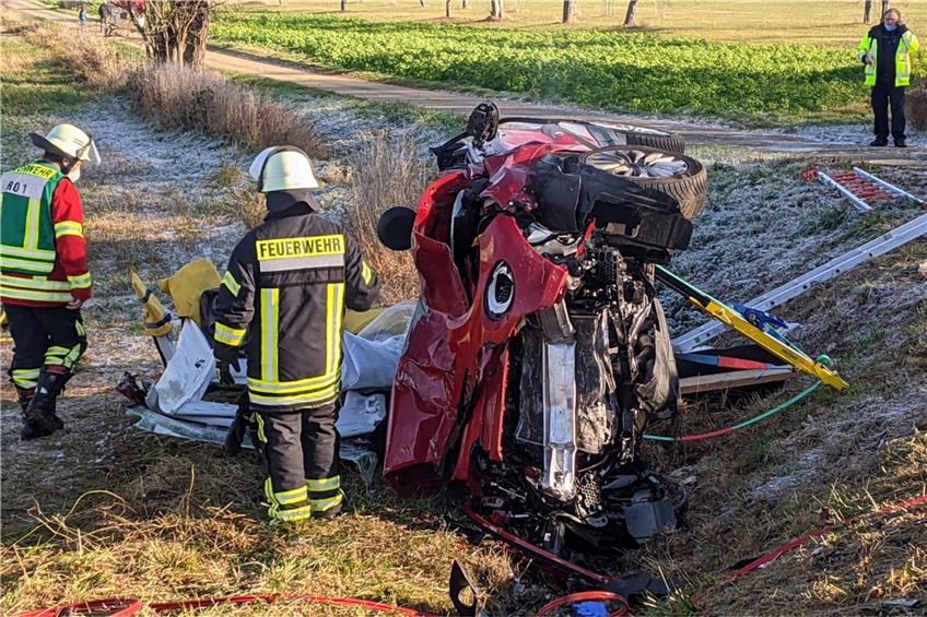 In den schweren Unfall sind ein Renault Clio und ein Fiat verwickelt mit insgesamt drei Insassen. Bild: Hans-Jörg Schweizer