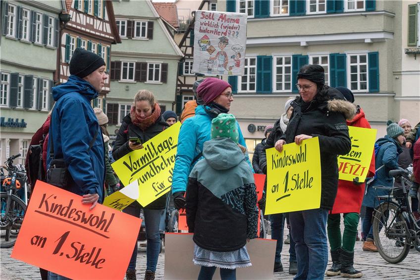 In der Kinderbetreuung fehlt es am Personal: Kundgebung gegen Kita-Schließungen vor dem Rathaus. Archivbild: Metz