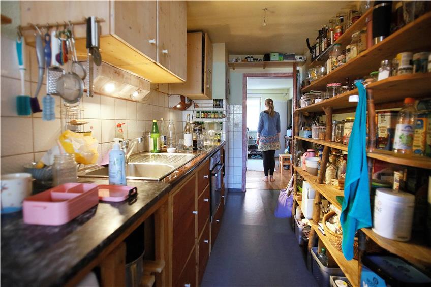 In der Küche gibt es ein großes Vorratsregal – gesunde Ernährung ist der Familie wichtig. Bild: Horst Haas