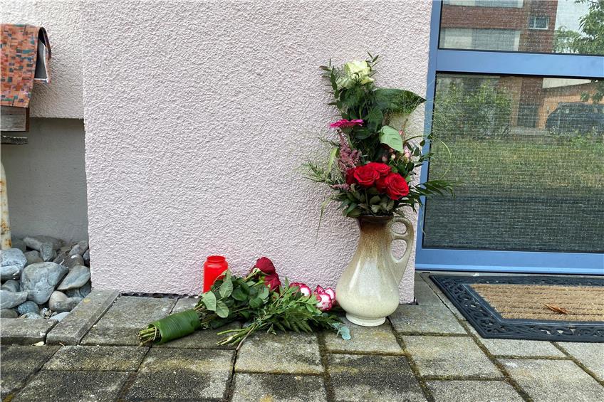 In der Mössinger Hölderlinstraße hatten nach der Tat Leute Blumen und Kerzen abgelegt. Archivbild: Jacqueline Schreil