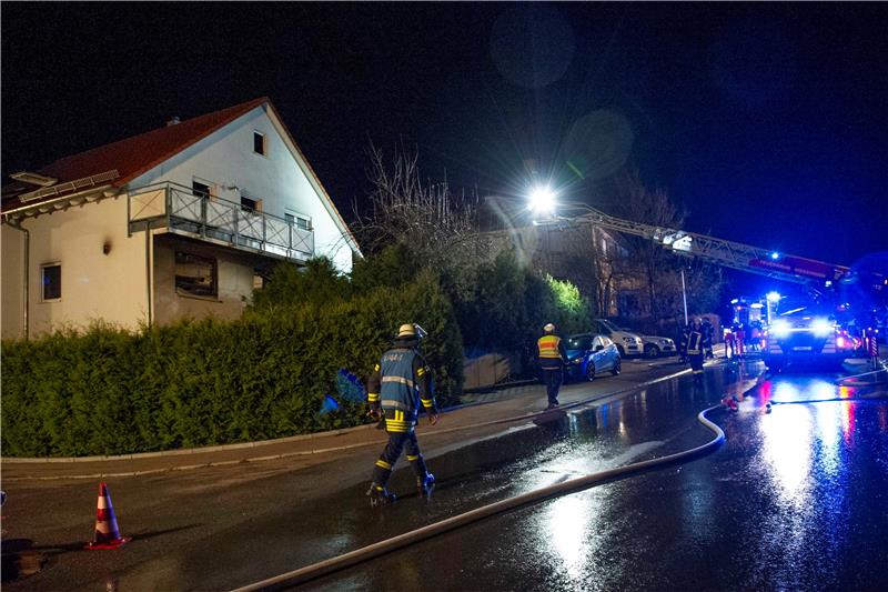 In der Nacht zum Samstag brannte in Öschingen ein Wohnhaus. Die Rettungskräfte w...