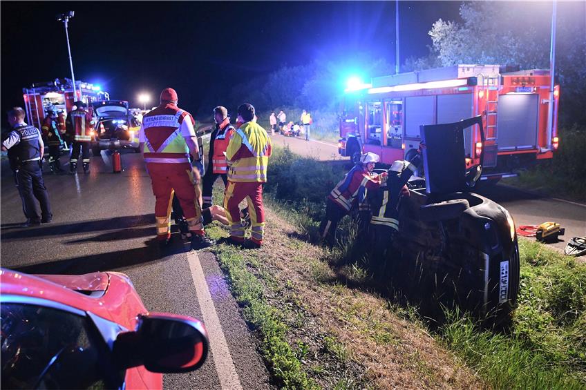 In der Nacht zum Sonntag kam es zwischen Rottenburg und Wurmlingen zu einem Unfall mit mehreren Fahrzeugen. Bild: Ulmer