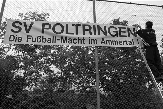 In der Spielzeit 2000/2001 wurde der SV Poltringen Meister in der Kreisliga und dokumentierte das auch gleich mit einem Transparent auf dem Sportgelände.  Archivbild: Ulmer