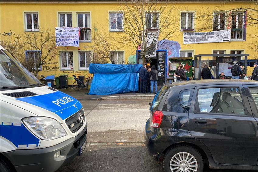 In der Tübinger Ludwigstraße durchsucht die Polizei mit einem Großaufgebot das alternative Wohnprojekt „Lu 15“. Bild: Moritz Hagemann