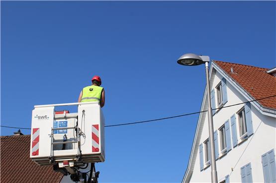 In der Tübinger Weststadt wird die herkömmliche Straßenbeleuchtung durch „Licht nach Bedarf“ ersetzt. Das Symbolbild von 2021 zeigt Umrüstungsarbeiten in Hirschau - hier stehen die Maßnahmen kurz vor ihrem Abschluss. Bild: Stadtwerke Tübingen