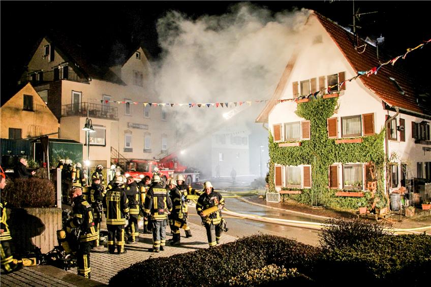 In der Wachendorfer Schlossstraße brannte am Donnerstagabend direkt gegenüber dem Schloss der Dachstuhl eines Hauses. Die Wehren von Starzach und Rottenburg waren im Einsatz. Der Drehleiterwagen parkte exakt zwischen den Fasnetsbändeln.  Bild: Dunja Bernhard