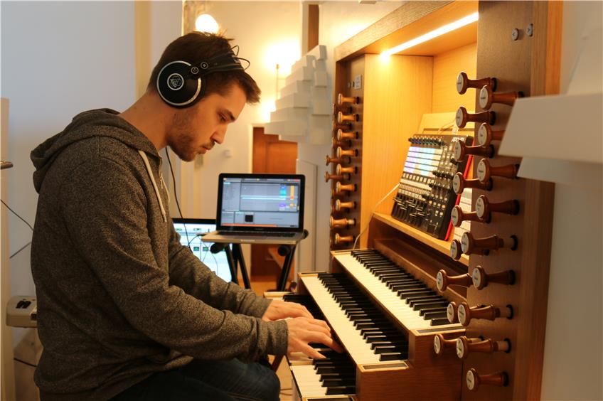 In der Weggentalkirche: Mathias Rehfeldt verbindet bei der Musik für den Stummfilm „Der Galiläer“ Orgelmusik mit elektronischen Klängen. Bild: Bernhard