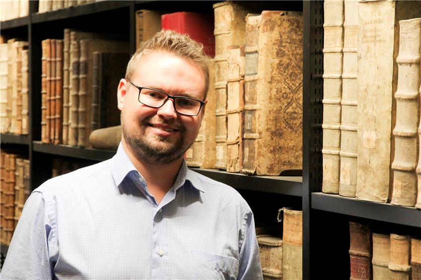 In der Welt der Bücher zuhause: der neue Leiter der Diözesanbibliothek in Rottenburg, Christian Seitz. Bild: Philipp Koebnik