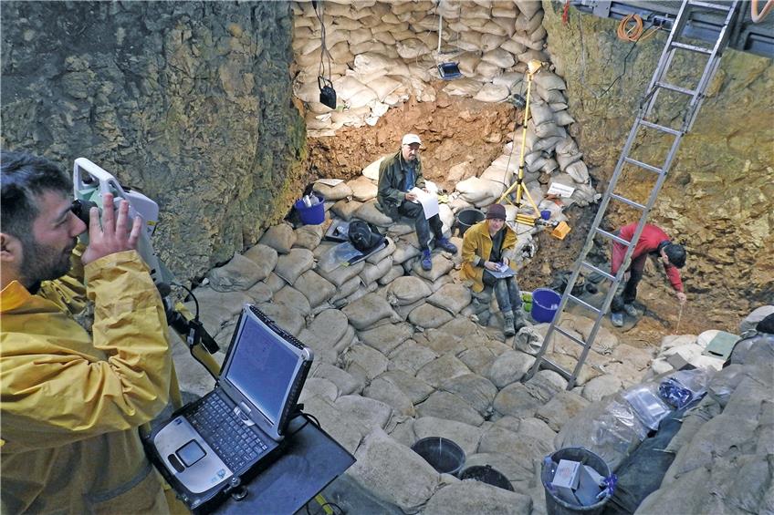In der Welterbe-Höhle „Hohle Fels“ auf der Schwäbischen Alb wurde die Hornsteinspitze 2020 ausgegraben.Bild: Nicholas Conard/Universität Tübingen