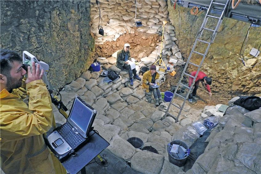 In der Welterbe-Höhle „Hohle Fels“ auf der Schwäbischen Alb wurde die Hornsteinspitze 2020 ausgegraben. Bild: Nicholas Conard / Universität Tübingen