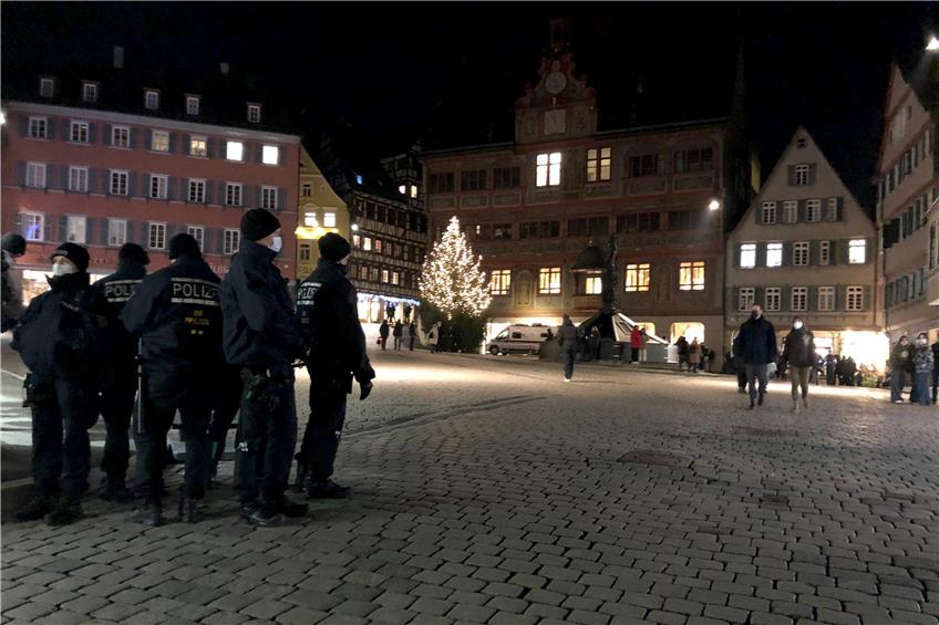 In der ganzen Innenstadt, wie hier im Marktplatz, haben sich Polizeibeamte postiert. Bild: Anna Maria Jaumann