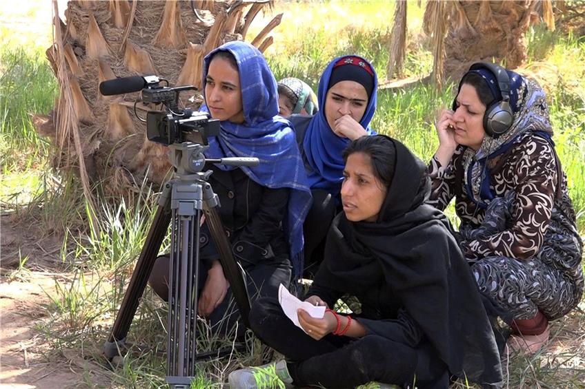 In einem abgelegenen iranischen Dorf starten die „Women of the Sun“ nicht nur bei einem Filmworkshop neu durch. Bild: Frauenfilmtage