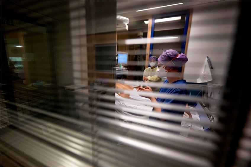 In einem abgetrennten Bereich einer Intensivstation wird ein Covid-Patient künstlich beatmet. Foto: Marijan Murat/dpa