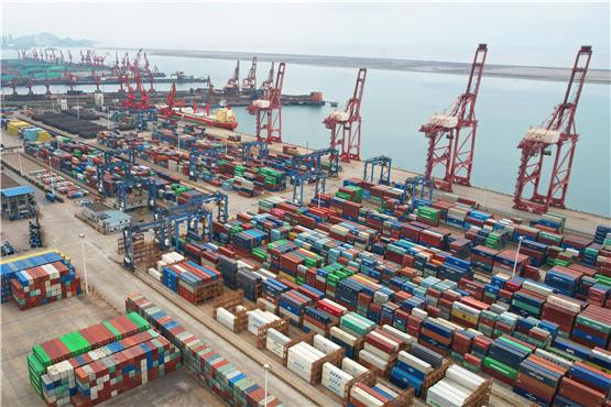 In einem chinesischen Hafen lagern zahlreiche Container. Bild: AFP