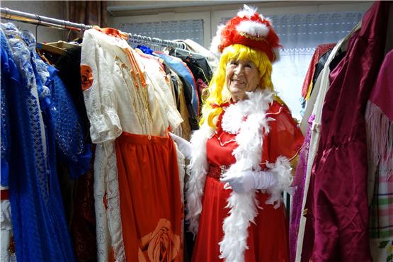 In ihrem Keller bewahrt die Verwandlungskünstlerin Adelgunde Langheinz hunderte von Kostümen – alle selbstgenäht. Bild: Sophie Holzäpfel