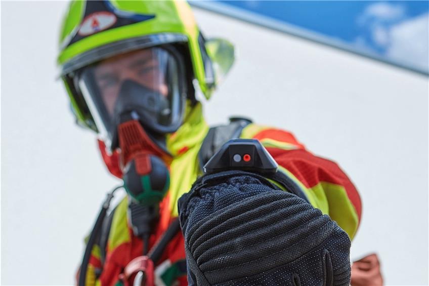 In jedem Feuerwehr-handschuh steckt enormes Know-how und breites Materialwissen.Zu den patentierten Entwicklungen der FirmaSeiz zählt der Einsatz-handschuh, der mit einem Laser-Temperatur-messgerät ausgestattet ist.