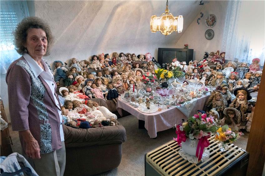In jedem Zimmer im Haus machen es sich Puppen gemütlich: 140 Stück hat Hildegard Kopp mittlerweile gesammelt. Bild: Klaus Franke