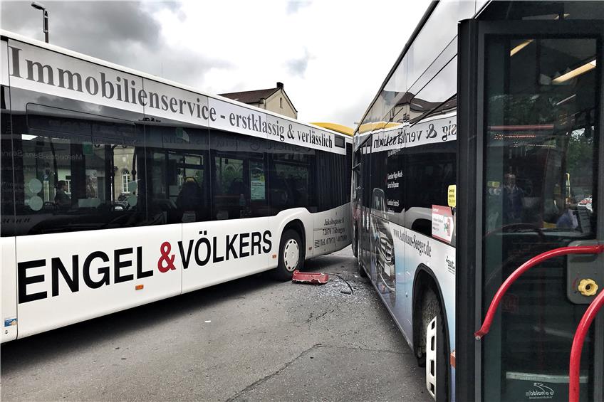 Ineinander verkeilt stehen die beiden kollidierten Busse am Tübinger Busbahnhof. Bild: Jonas Bleeser