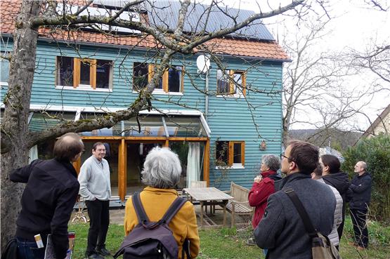 Infos gab es beim Solarspazierung in Kusterdingen direkt von den Hausherren. Bild: Werner Bauknecht