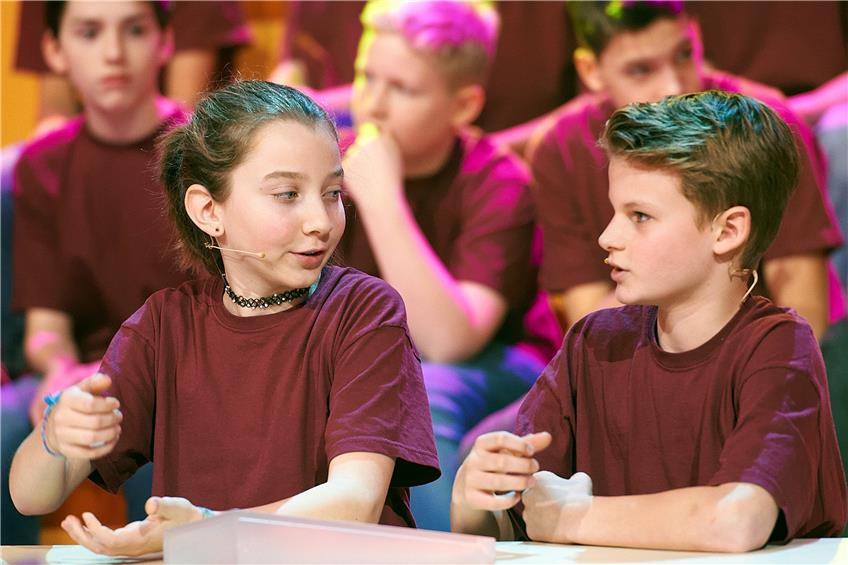 Inge (12) und Robin (13) beantworten für ihre Klasse die Fragen. Das „Superfinale“ ist am 26. Mai zu sehen. Bild: Kika/Melanie Grande