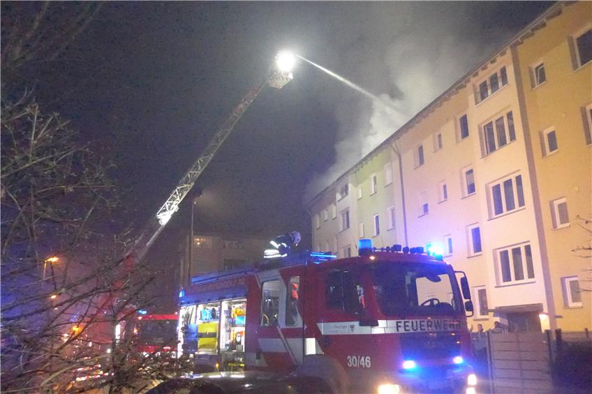 Insgesamt waren über 100 Helfer von Feuerwehr und Rettungsdienst im Einsatz.  Bild: Feuerwehr Reutlingen