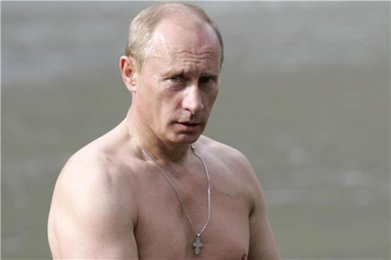 Inszeniert sich gern als „ganzer Kerl“ mit nackter Brust, beim Jagen oder Fischen: Wladimir Putin.Bild:Kremlin.ru CC BY 3.0 via Wikimedia Commons