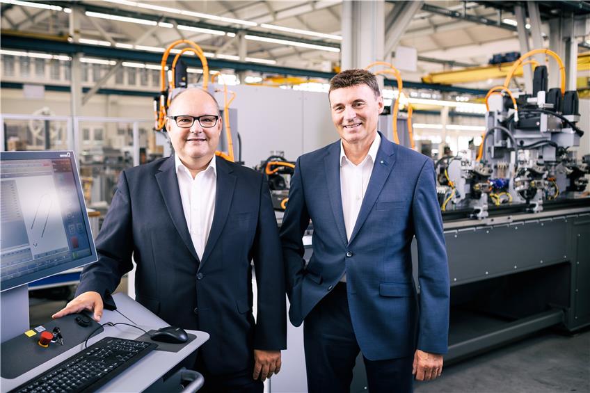 Investieren in die Zukunft: die beiden Wafios-Chefs Uwe-Peter Weigmann (links) und Martin Holder vor dem neuen Speedformer für Hairpins.