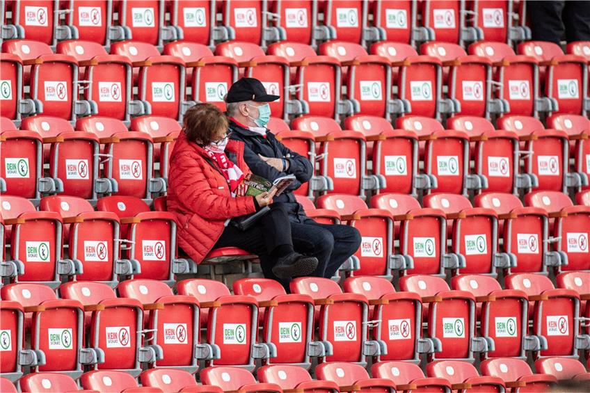 Inzwischen wieder ein seltener Anblick in der Fußball-Bundesliga: Zwei Zuschauer sitzen im Berliner Stadion an der alten Försterei. Wie lange das noch zugelassen ist, scheint angesichts steigender Infektionszahlen ungewiss. Foto: Andreas Gora/dpa