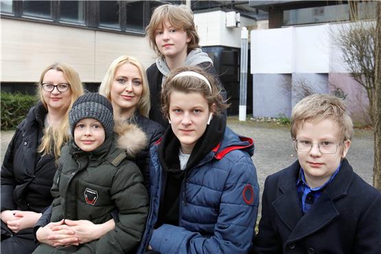 Iryna Miller ( 2.von links) hat sich mit ihren Söhnen Martin (vorne links) und Denys (2. von rechts) gut in Reutlingen eingelebt. Archivbild: Horst Haas