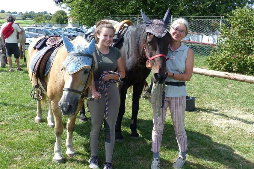 Jana Reiner (links) und Margarete Bloch (im Bild mit ihren Pferden Grizzly und Nelly) kamen von Börstingen hergeritten. Bild: Bauknecht