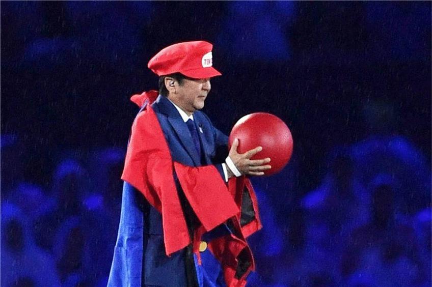 Japans Premierminister Shinzo Abe trat bei der Abschlussfeier als Super Mario verkleidet auf. Foto: imago sportfotodienstUS-Basketballer vergolden Carmelo Anthony und Coach Mike Krzyzewski den Abschied