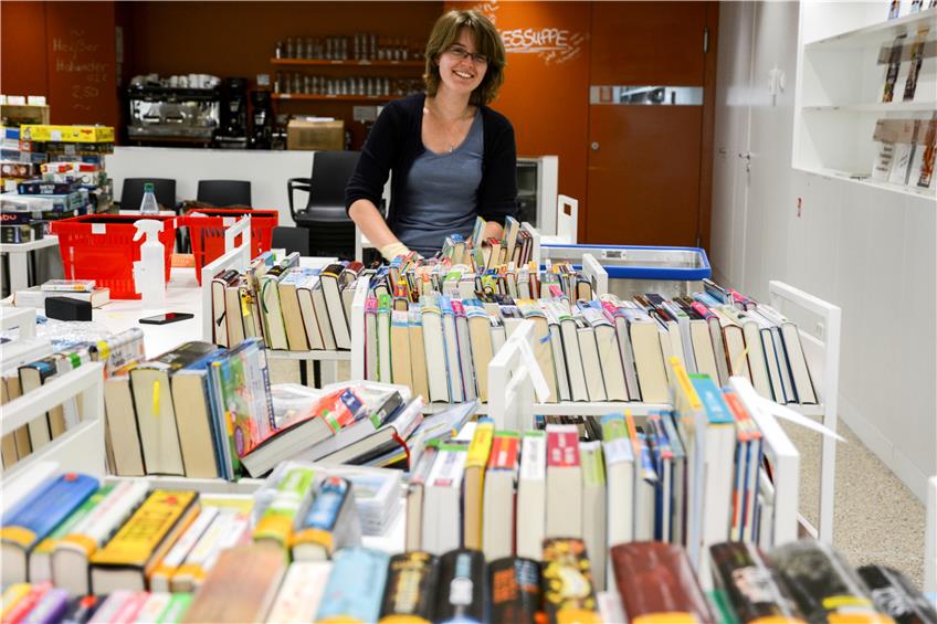 Jasmin Judt desinfiziert zurückgegebene Bücher in der Rottenburger Stadtbibliothek, Bild: Frank Rumpel