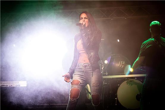 Jeanette Imberger als Sängerin bei einem Auftritt mit „Feel“, der Rock-Coverband. Agenturbild
