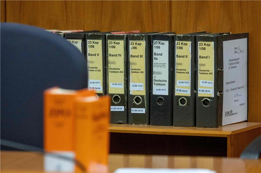 Jede Menge Papier füllt diese Ordner im Verhandlungssal des Oberlandesgerichts Frankfurt/Main. Foto: Helmut Fricke/Pool/afp
