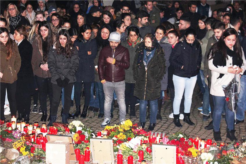 Jeden Abend um 18 Uhr, zur Todesstunde des 22-jährigen Umut K., versammeln sich Dutzende von Freunden und Angehörigen am Tatort an der Hechinger Staig, um gemeinsam zu trauern. Foto: Hardy Kromer