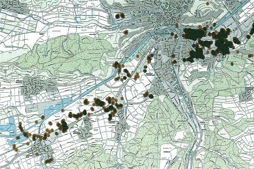 Jeder Kreis ein Einschlag: Die meisten Angriffe galten der Südstadt mit ihren Kasernen und Industriegebäuden (rechts oben im Bild) und der Bahnlinie – in der Karte gestrichelt dargestellt – in Richtung Rottenburg, an der nun die Bomben gefunden worden sind. Karte aus dem Archiv: Stadt Tübingen