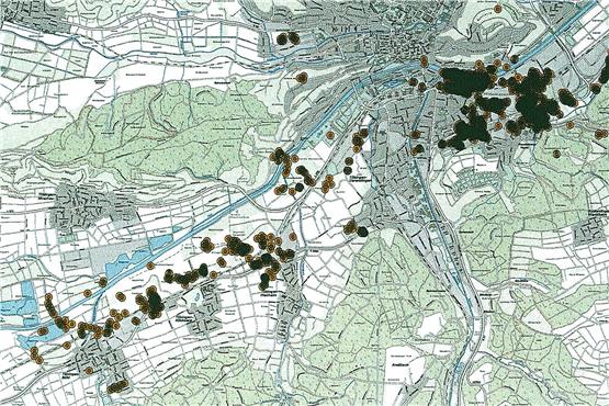 Jeder Kreis ein Einschlag: Die meisten Angriffe galten der Südstadt mit ihren Kasernen und Industriegebäuden (rechts oben im Bild) und der Bahnlinie – in der Karte gestrichelt dargestellt – in Richtung Rottenburg, an der nun die Bomben gefunden worden sind. Karte aus dem Archiv: Stadt Tübingen