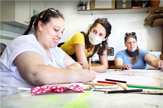 Jetzt bietet die Lebenshilfe Tübingen wieder Kurse an, etwa den Kreativ-Workshop mit Wiebke Duda (MItte). Valentina (links) und Daniela (rechts) freuen sich über die Beschäftigung. Bild: Anne Faden