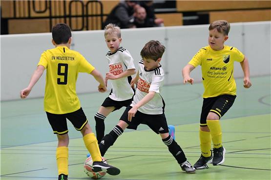 Jetzt ist eine Finte gefragt: Beim F-Jugend-Turnier in Rottenburg versucht der Kicker des SV Wendelsheim (in Weiß), an seinem Gegenspieler des SV Neustetten vorbeizukommen. Bild: Ulmer