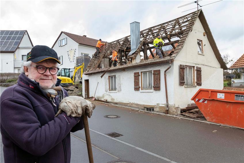 Joachim Zehender macht die Bauaufsicht beim Abbruch des Häuschens. Bild: Klaus Franke