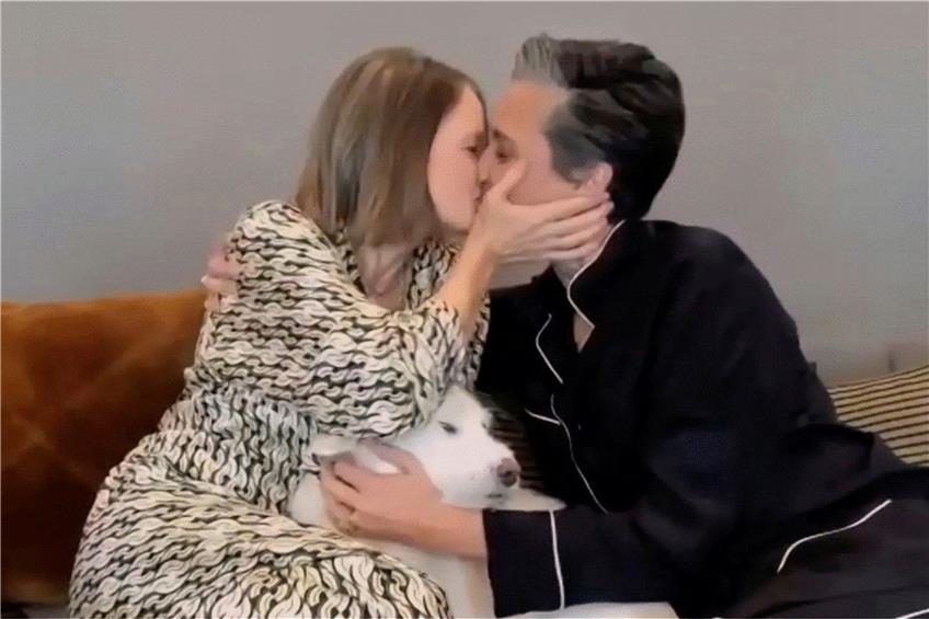 Jodie Foster küsste vor Freude über ihren „Globe“ ihre Lebenspartnerin Alexandra Hedison. Foto: NBC/AP/dpa
