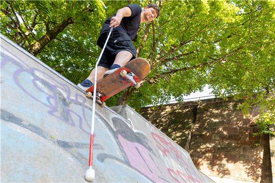 Johannes Bruckmeier ist blind. Trotzdem fährt der 27-jährige Nürnberger in jeder freien Minute Skateboard. Bild: Daniel Karmann/dpa
