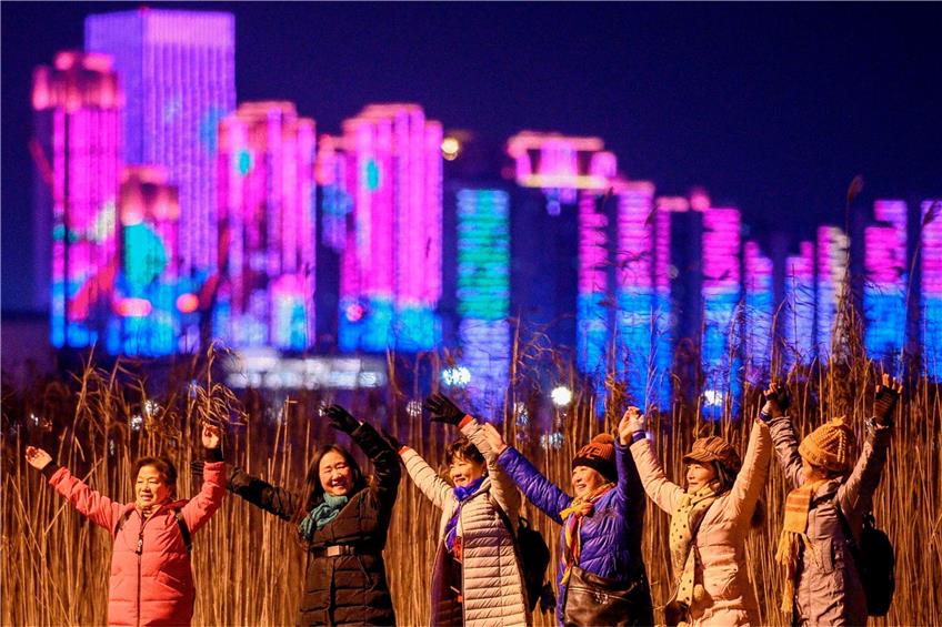 Jubelnde Chinesen am letzten Tag des Jahres 2020, das ihr Land stärker denn je gemacht hat. Foto: Noel Celis/afp