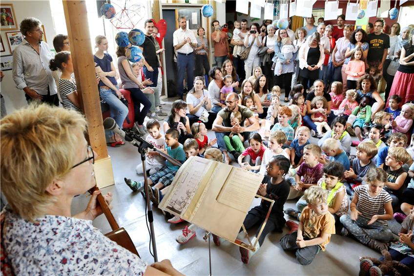 Jubiläum im „besten Kinderhaus der Welt“: Gemeinsam mit der Leiterin Birgit Bals (vorne links im Bild) nahmen die Kinder alle mit auf eine wunderbare musikalische Weltreise. Bild: Faden